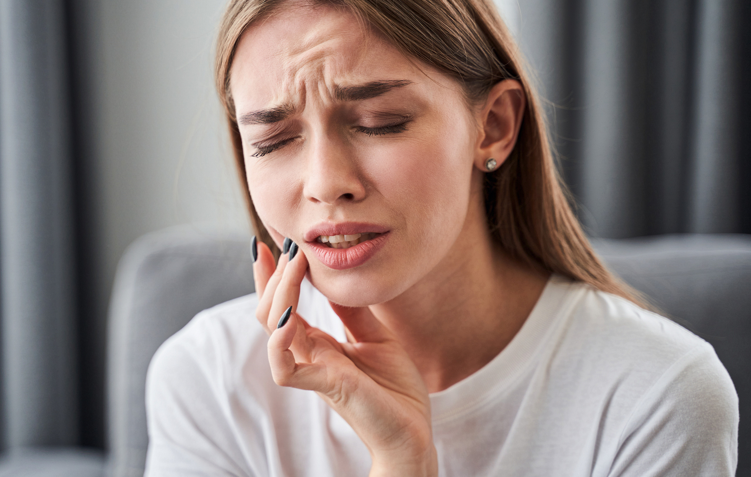 Ruhe Bewahren: Der erste Schritt bei jedem zahnärztlichen Notfall ist, ruhig zu bleiben. Panik kann die Situation verschlimmern.