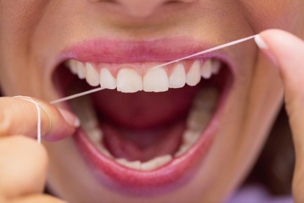 Cómo quitar el sarro de los dientes en casa: qué funciona y cuándo necesitas una limpieza profesional